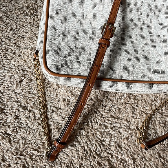 Michael Kors laser cut crossbody - Picture 3 of 4